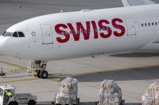 La hausse du nombre de saisie d'objets dangereux à l'aéroport de Zurich est particulièrement marquée parmi les bagages enregistrés, destinés au transport en soute. KEYSTONE/CHRISTIAN MERZ